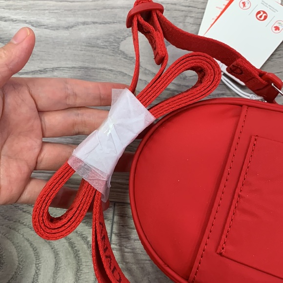 NWT💗🆕 Lululemon Future Legacy Crossbody Bag red - Picture 5 of 9